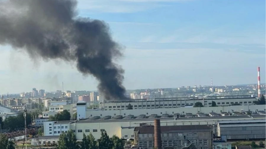Супутниковий знімок заводу «Авітек» у Кірові з пробитим дахом після удару ракети «Фламінго»