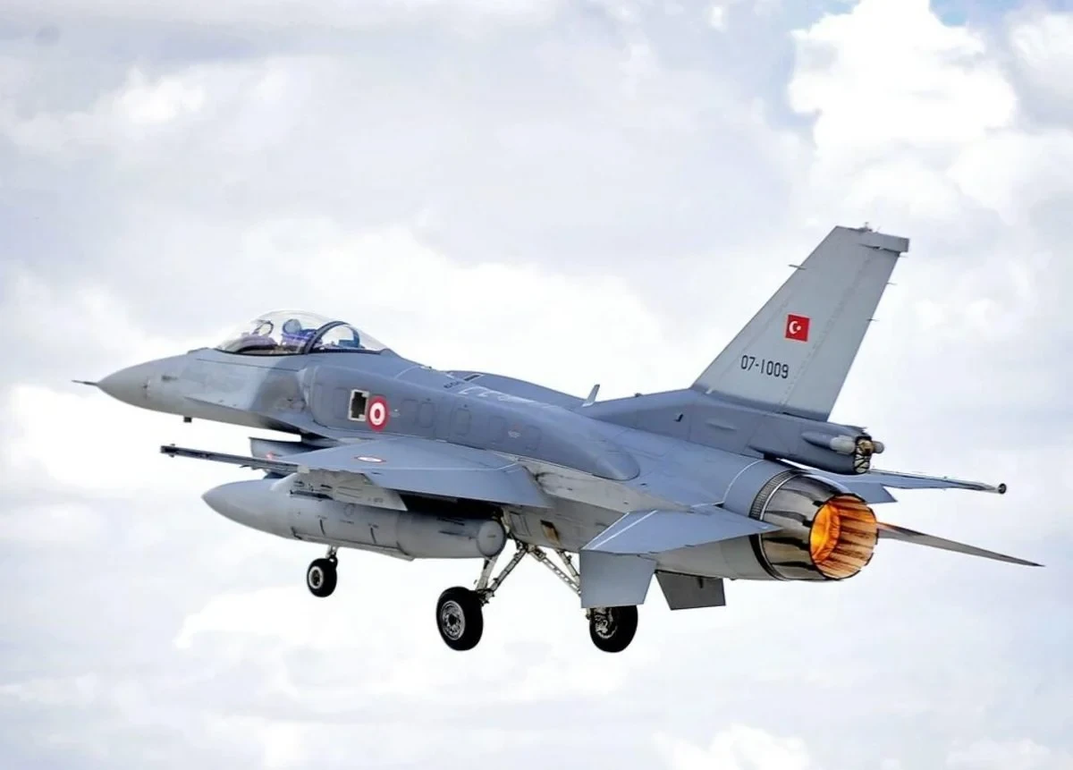 Турецькі винищувачі F-16 на авіабазі під час розгортання в Балтійському регіоні