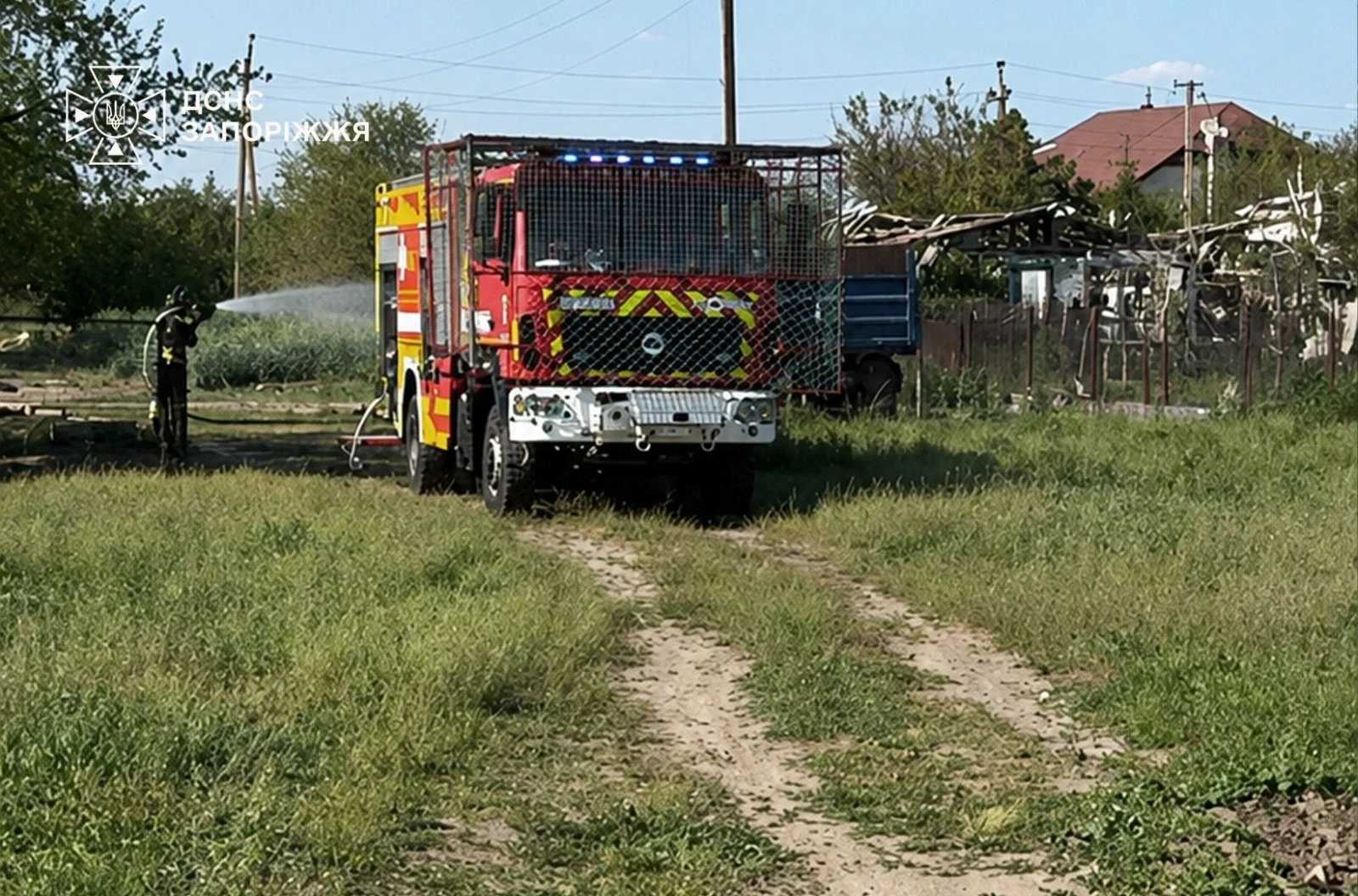 Наслідки удару безпілотника по рятувальниках під час гасіння пожежі в лісництві Запорізької області (фото ДСНС).
