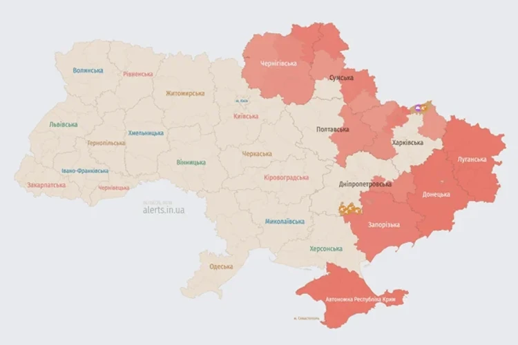 Мапа повітряних тривог України з позначеними областями під час нічної атаки БпЛА