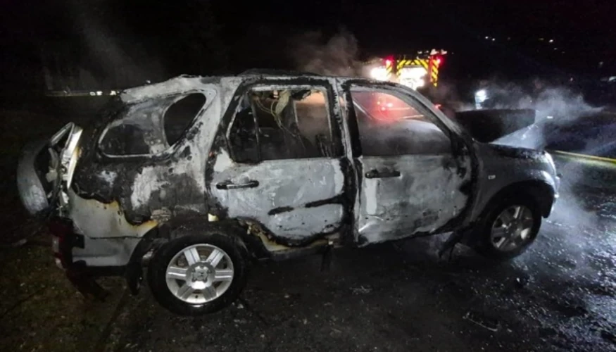 Цивільний автомобіль, пошкоджений внаслідок влучання безпілотника, із ознаками загоряння, на місці події у Сумах.