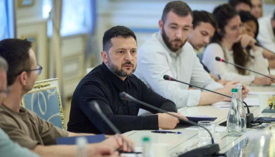 Володимир Зеленський під час спілкування з журналістами коментує ідею проведення виборів в Україні під час війни