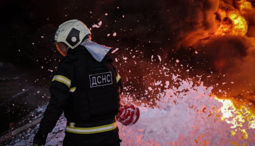 У Бучанському районі після ворожої атаки горів цивільний склад: реакція рятувальників