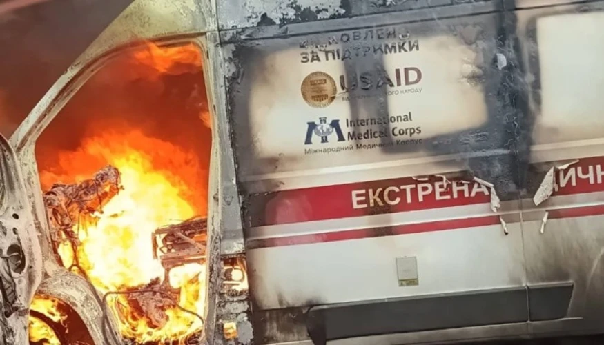 Автомобіль «швидкої допомоги» після прямого влучання дрона у Херсоні (фото ОВА)