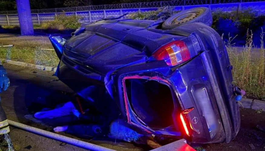 Місце падіння легкового автомобіля Opel з мосту на вулиці Промисловій у Голосіївському районі Києва