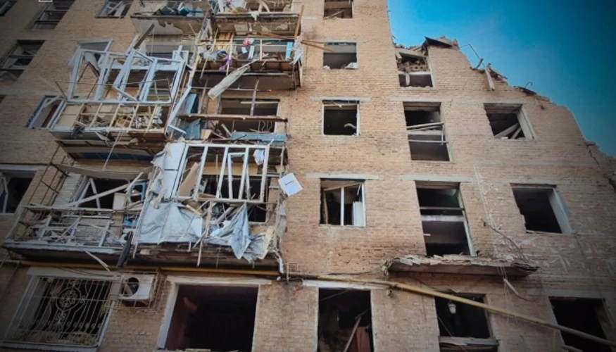 Зруйнований під'їзд п'ятиповерхівки в Прилуках після нічного ракетного удару 7 жовтня