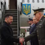 Президент Володимир Зеленський зходить на злітно-посадкову смугу в Осло трапом літака, скріншот із трансляції NRK