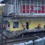 Пошкоджені конструкції, кабельна мережа та колії наземної станції метро «Чернігівська» після російської атаки