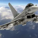 Винищувач Typhoon Королівських ВПС Великої Британії на тлі прапора Саудівської Аравії