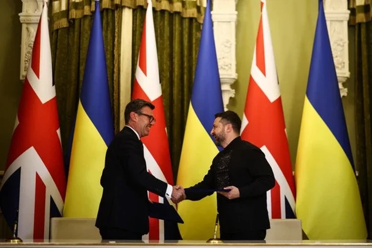 Зеленський прибув до Британії: Бернем у парламенті пообіцяв нові ракети та підтримку